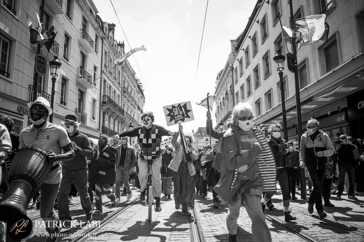 @photo-network-art dela couleur-23 Manifestation du 15 Mai 2021 à Orléans- l'art met des couleurs